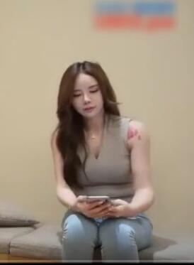 代班小伙电召苗条外围女双飞