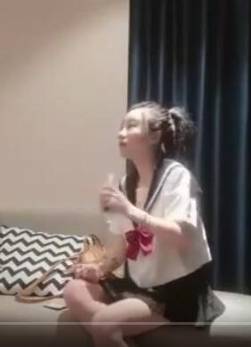 约到高颜值的学生服妹子