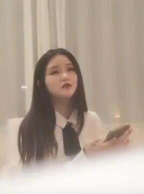 气质美女带闺蜜一起和2男玩