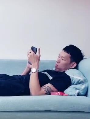 很瘦小伙约小少妇