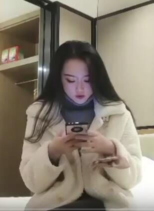 长得挺标致的小美女