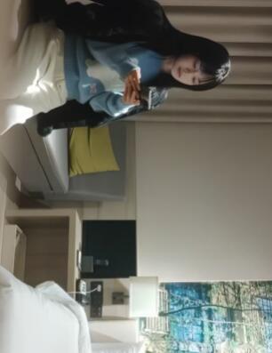 我是探索者纯素颜学生妹数钞票的样子真专注