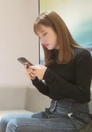 小宝约的黄发黑毛衣牛仔裤美女也不错