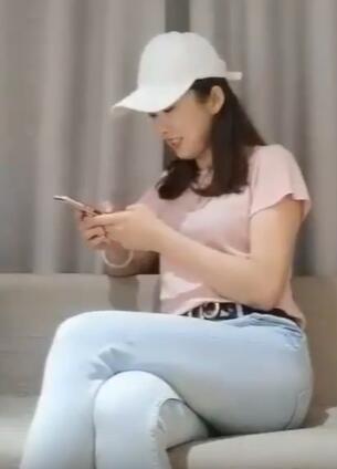 高顔值气质性感牛仔裤美女酒店和网友开房