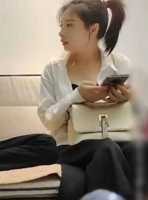 眼镜哥约到漂亮马尾小少妇