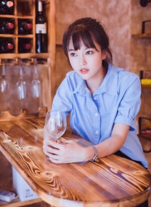 女生厕所遇代孕广告用贴纸遮盖