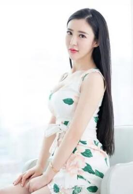 女生迈开腿让男生吃草莓