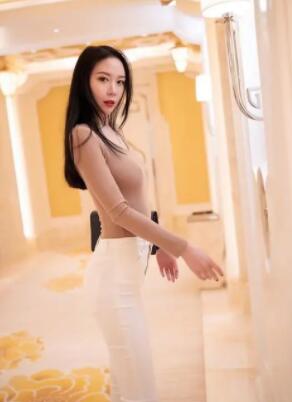 女生把筷子放屁眼里的短视频