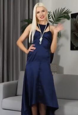 ��ɫ��ȹ���ٸ��ڼ�