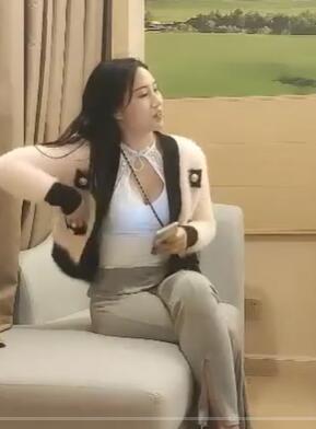 极品寻欢01-28衣服没脱就让人硬的小姐姐