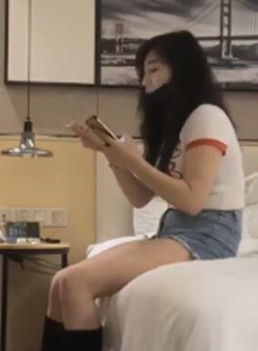 白衣牛仔短裤少妇青柠视频