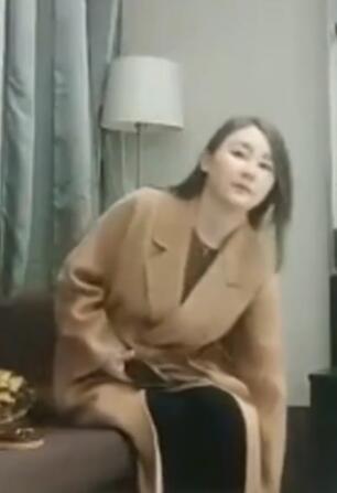168风衣大长腿美女带开档黑丝袜