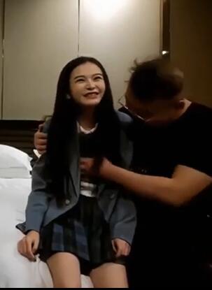 神马特片漂亮美眉刚被眼镜胖哥