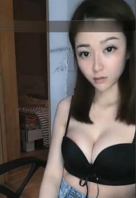 新人性感牛仔裤妹子穿上情趣装