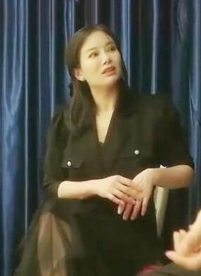 千人斩寻欢约了个花臂黑衣妹子