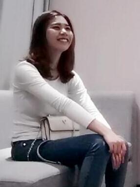 约高颜值牛仔短裤萌妹子