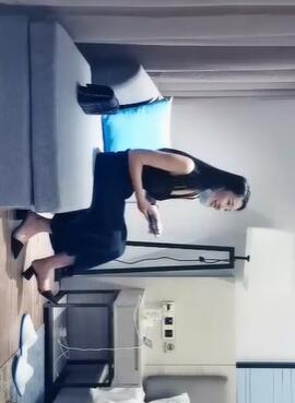黑色长裙长发美女很健谈