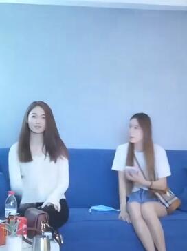 两位长发美女还有个超短裤大长腿