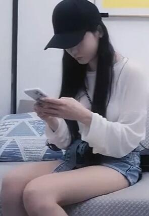 小陈头黑色帽子超短牛仔裤小姐姐一双大长腿