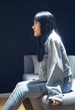 一身牛仔装黑发小姐姐