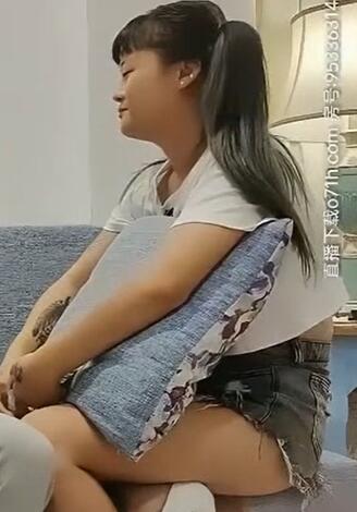 超短热裤小姐姐扎着双马尾