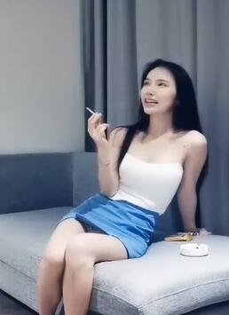 白色小吊带加牛仔短裙小姐姐还会抽烟