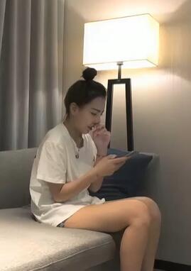 一双大美腿的丸子头小姐姐