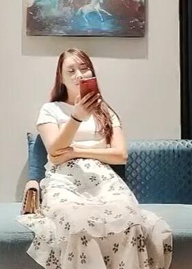 沙发上肤白貌美的花长裙小姐姐