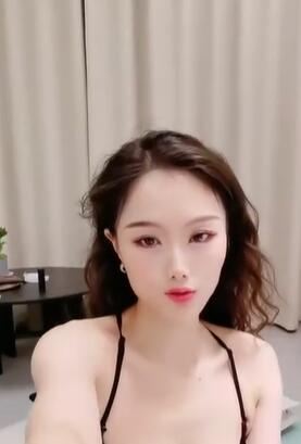 一字马极品尤物女神!衬衣黑丝美腿