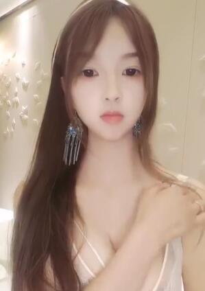 清纯甜美大美少女翘起双腿