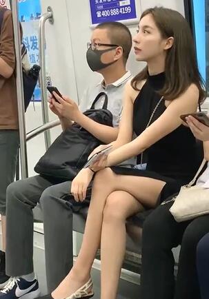 地铁上偷拍一位美女,来看看你喜不喜欢!