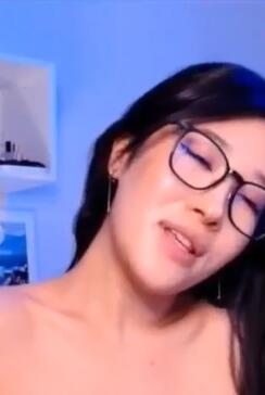 双镜头眼镜小美女
