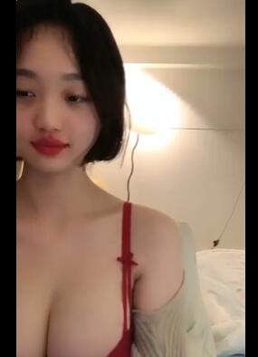 短发气质美女!难得大尺度女同大战