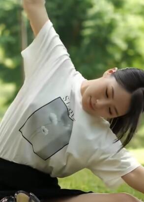 已婚妇女在公园里不穿胸罩伸展太解放了