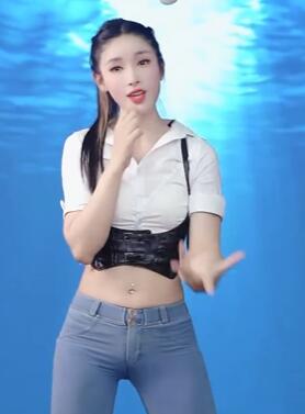 都市女白领辞职做直播