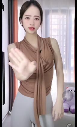 白色瑜伽裤美女主播