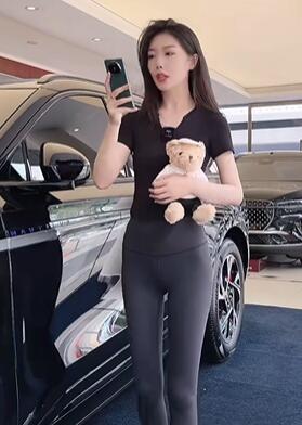 中庆林达小美女媛媛瑜伽裤又来了,勒的太紧,户型太明显