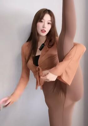 紧身瑜伽裤一字马高抬腿小姐姐