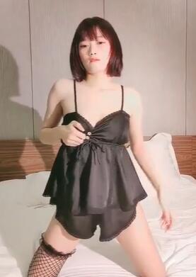 超嫩粉短发萌妹网袜美腿