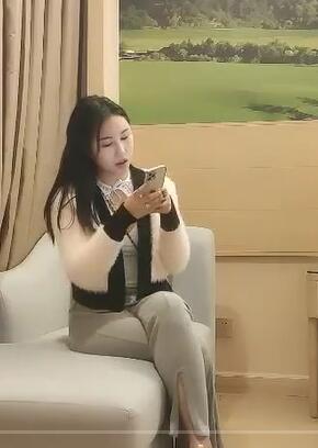 衣服没脱就让人硬的小姐姐