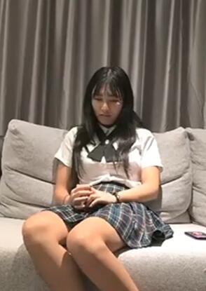 S型丰满性感的美女深夜和壮哥酒店沙发上