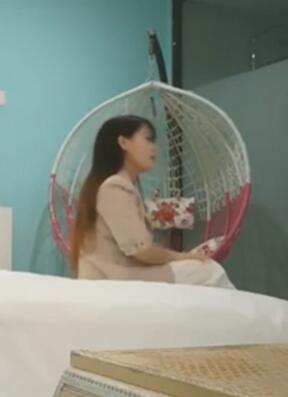 周末约小夫妻密码房玩成人游戏