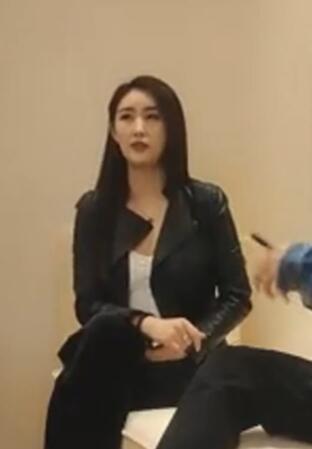 极品颜值黑色皮衣妹子换上制服红色包臀裙