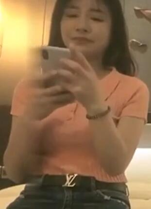 邻家妹妹型甜美兼职美女迫不及待撩起内衣