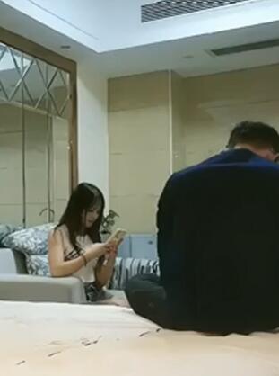 牛仔短裤白衣妹子翘屁骑乘
